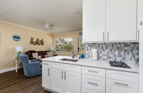 North Redington Beach Condo | Cozy 1BR Condo with parking, 0min walk to Beach! Oct Nov savings!