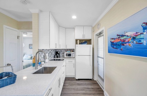 North Redington Beach Condo | Cozy 1BR Condo with parking, 0min walk to Beach! Oct Nov savings!
