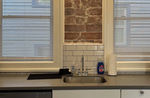Front Park Apartment | Cozy 1st Floor Downtown Apartment!