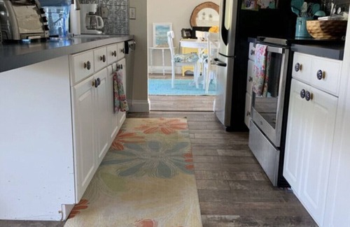 Central Naples House | Cozy 2/1 Pool Home Shared Kitchen with PRIVACY
