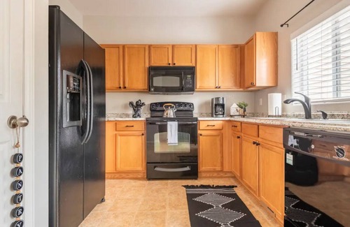 Central Colorado Springs House | COZY 2/2 TOWNHOME, 6 MILES FROM DOWNTOWN COLORADO SPRINGS