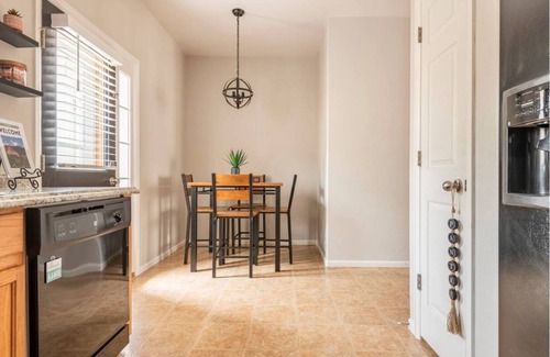 Central Colorado Springs House | COZY 2/2 TOWNHOME, 6 MILES FROM DOWNTOWN COLORADO SPRINGS