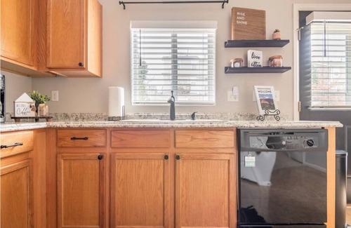 Central Colorado Springs House | COZY 2/2 TOWNHOME, 6 MILES FROM DOWNTOWN COLORADO SPRINGS