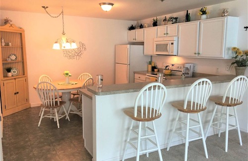Fernandina House | Cozy 2/2 vacation home 10 min from Brownwood and Lake Sumter Town SqnGolf Cart