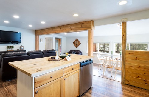 Sagle House | Cozy 2 BD Lakehouse Cabin w/ incredible views