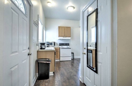 Broadway Apartment | Cozy 2 bdr Appt at heart of Capitol Hill