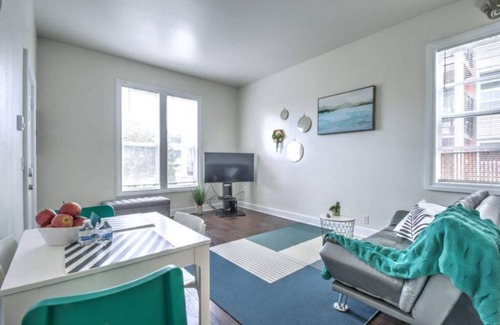 Broadway Apartment | Cozy 2 bdr Appt at heart of Capitol Hill