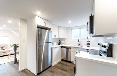 Welland House | Cozy 2 BDR Home/Apt. 20 mins to falls in Niagara