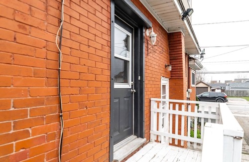 Welland House | Cozy 2 BDR Home/Apt. 20 mins to falls in Niagara