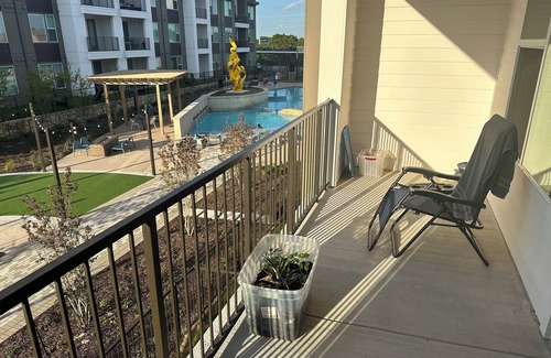Dallas Apartment | Cozy 2-bed, 1-room is a office space for sleeping apartment WiFi, AC Dallas