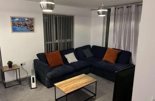 Clayton Apartment | Cozy 2 Bed Apartment with Balcony Etihad Views, Steps from Coop Live