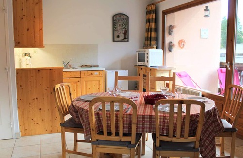 Les Claux Apartment | Cozy 2-Bed Apartment with Balcony, 100m from Slopes and Shops in Vars Les Claux