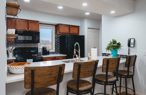 Acme Condo | Cozy 2-Bed Golf Course Condo. Minutes To The Beach!