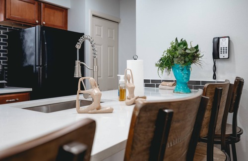 Acme Condo | Cozy 2-Bed Golf Course Condo. Minutes To The Beach!