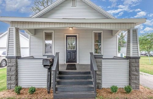 Bay City House | Cozy 2-Bed Home Near Downtown Bay City w Parking