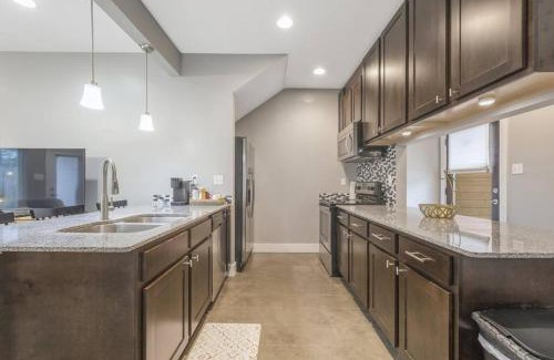 Lafayette House | Cozy 2 Bed Townhome near the Hospital