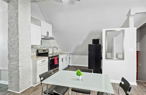 Mexicantown - Southwest Detroit Cottage | Cozy 2-bed Urban Retreat in Downtown Detroit, Private