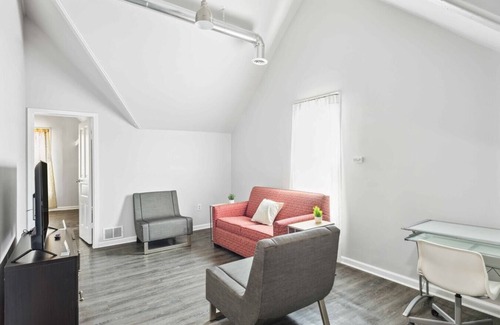 Mexicantown - Southwest Detroit Cottage | Cozy 2-bed Urban Retreat in Downtown Detroit, Private