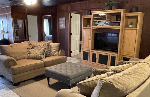Galveston House | Cozy 2 Bedroom Cabin Style Vacation Beach House
