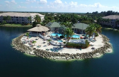 Tropical Cove Condo | Cozy 2 bedroom/2 bath condo near health park - Fort myers great for travel RN