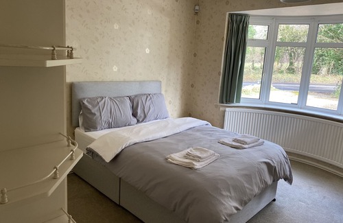 Claygate House | Cozy 2 bedroom 2 bathroom cottage with large garden in tranquil setting