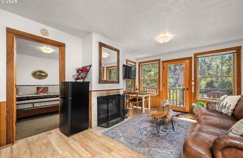 Blue River Cabin | Cozy 2-bedroom, 2-full bath cabin in enchanting Blue River with AC