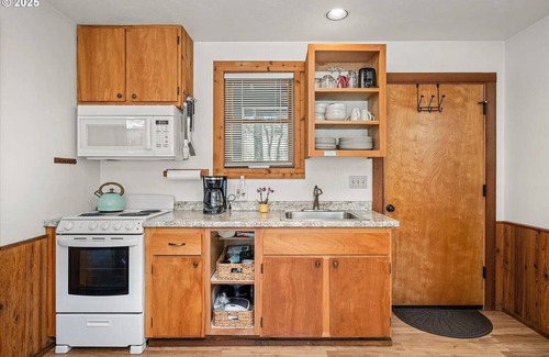 Blue River Cabin | Cozy 2-bedroom, 2-full bath cabin in enchanting Blue River with AC