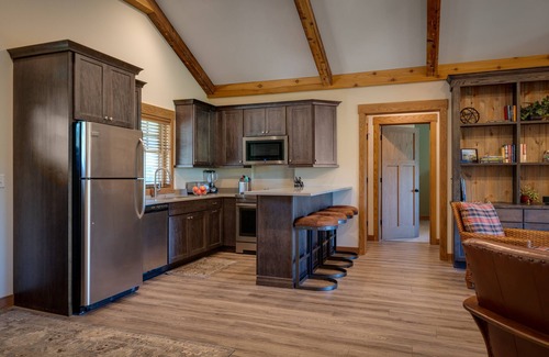Harbor Springs Cottage | Cozy 2 Bedroom-2 Bath Cottage Near Ski Resorts! Stay at True North Golf Club