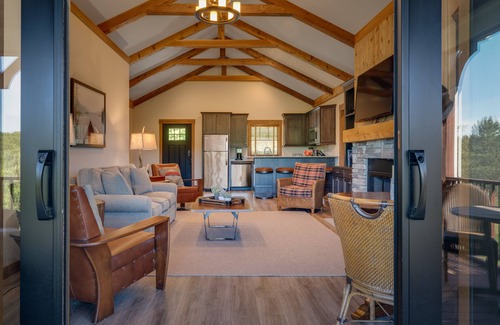 Harbor Springs Cottage | Cozy 2 Bedroom-2 Bath Cottage Near Ski Resorts! Stay at True North Golf Club
