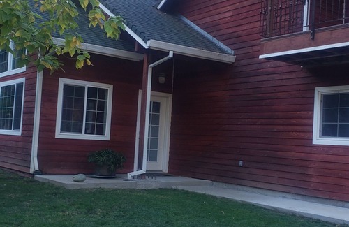 Lakehead House | Cozy 2-bedroom,2bath house in enjoyable Redding with WiFi, AC. 2 creeks