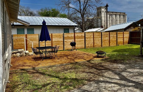 New Braunfels House | Cozy 2 bedroom—5 min walk to the river and downtown