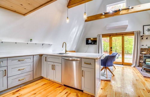 Perkinsville Ski Chalet | Cozy 2-bedroom A-Frame close to skiing, fishing & hiking!
