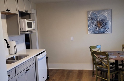 West Jefferson Apartment | Cozy 2-bedroom apartment in lovely West Jefferson