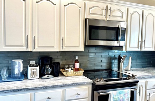 Moncton Apartment | Cozy 2 bedroom apartment with yard, big lounge