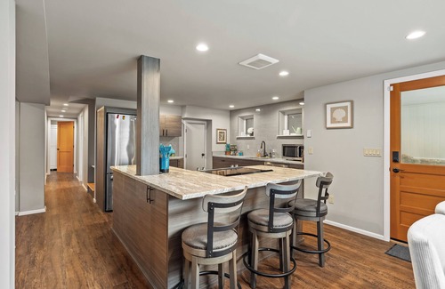 Olympia Apartment | Cozy 2-bedroom apartment in park like setting with WiFi, pet friendly