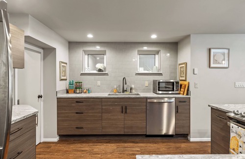 Olympia Apartment | Cozy 2-bedroom apartment in park like setting with WiFi, pet friendly