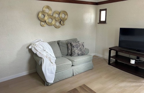 Burley Apartment | Cozy 2-bedroom apartment in welcoming Burley with AC