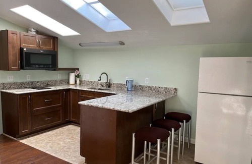 Raisin Apartment | Cozy 2-bedroom apartment in welcoming Fresno with AC, WiFi, next to Fresno State