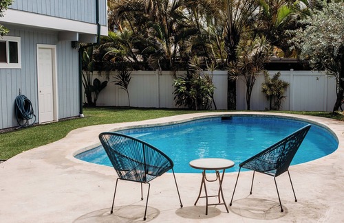 Kalama Tract Apartment | Cozy 2-bedroom apartment in charming Kailua with AC steps from the beach.