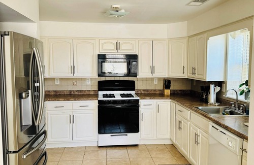 Newark House | Cozy 2-bedroom Apartment by Newark Airport with Private Parking/Access to NYC