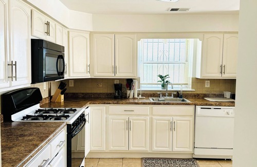 Newark House | Cozy 2-bedroom Apartment by Newark Airport with Private Parking/Access to NYC