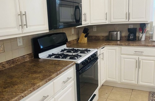 Newark House | Cozy 2-bedroom Apartment by Newark Airport with Private Parking/Access to NYC