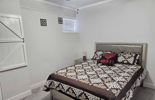 McDonough House | Cozy 2-bedroom basement suite in McDonough with WiFi, AC.
