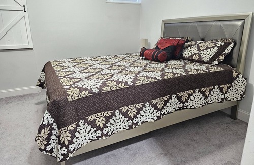 McDonough House | Cozy 2-bedroom basement suite in McDonough with WiFi, AC.