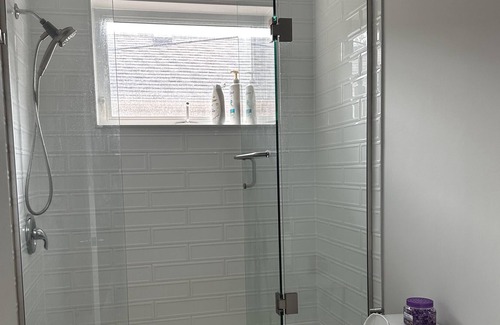 Aurora House | Cozy 2-Bedroom Bungalow with Free parking space