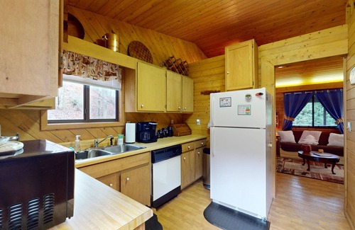 Bryson City Cabin | Cozy 2-bedroom cabin w/hot tub, bike storage/workshop in beautiful Bryson City!