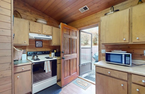 Bryson City Cabin | Cozy 2-bedroom cabin w/hot tub, bike storage/workshop in beautiful Bryson City!