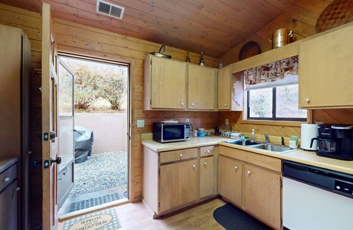 Bryson City Cabin | Cozy 2-bedroom cabin w/hot tub, bike storage/workshop in beautiful Bryson City!