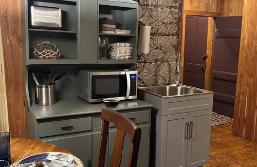 Halfway Cabin | Cozy 2-bedroom cabin in Scottsville with creek access, fishing, kayaking,