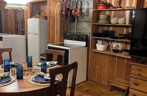 Halfway Cabin | Cozy 2-bedroom cabin in Scottsville with creek access, fishing, kayaking,